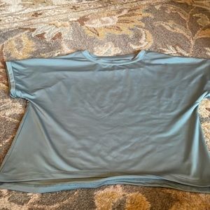 Girls short sleeve Runway moisture wick shirt. Size 12-14